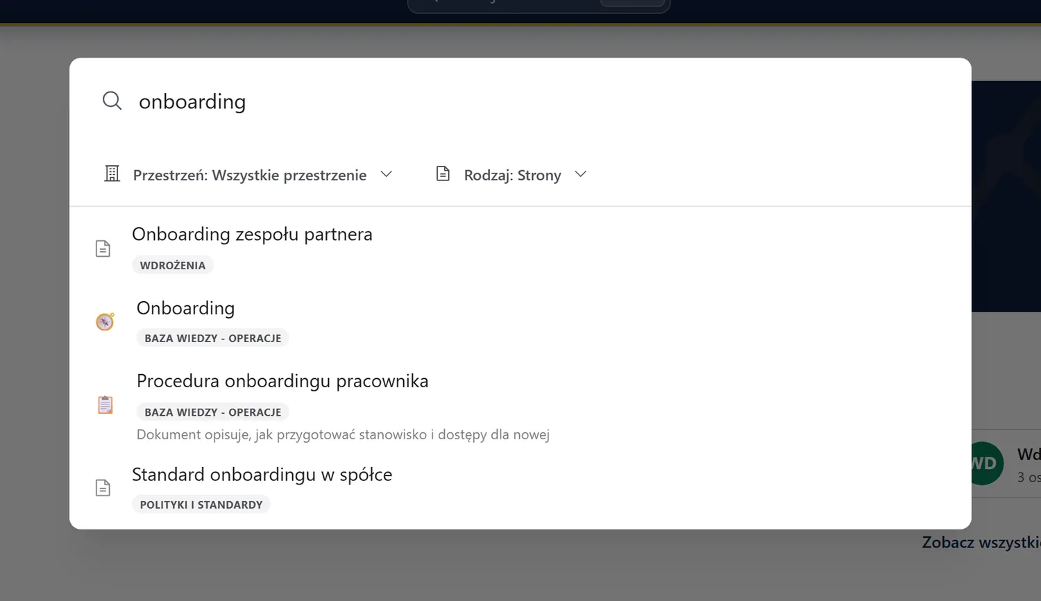 Wyszukiwanie frazy onboarding: cztery wyniki z oznaczeniem przestrzeni i fragmentem treści