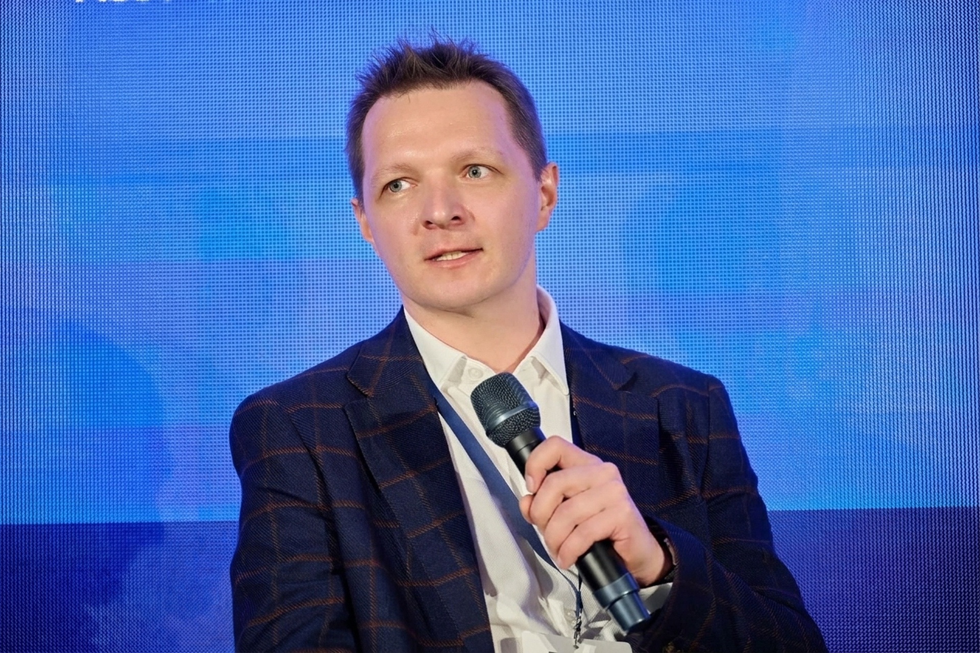 Maciej Bartosiak podczas wystąpienia na konferencji
